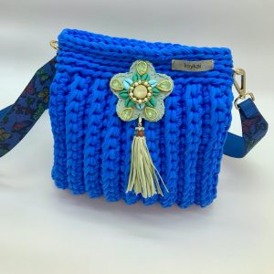 Bolso azul de crochet