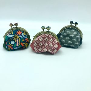 Monederos artesanales de telas estampadas